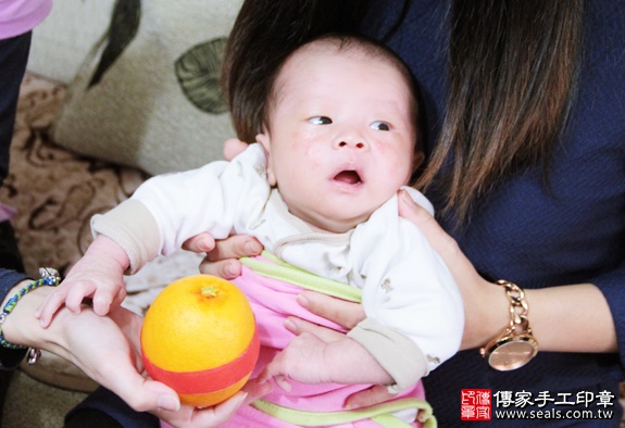 剃胎毛、滿月剃頭、嬰兒剃頭、嬰兒理髮、嬰兒剃髮、嬰兒剃胎毛、嬰兒滿月剃頭、寶寶剃頭、剃胎毛儀式、剃胎毛吉祥話、滿月剃頭儀式、滿月剃頭吉祥話、寶寶剃胎毛、寶寶滿月剃頭理髮、 台北中山區剃胎毛、台北中山區滿月剃頭、 台北中山區嬰兒剃頭剃胎毛、台北中山區嬰兒理髮、台北中山區嬰兒剃髮、蘇寶寶(台北中山區到府嬰兒寶寶滿月剃頭理髮、免費到府嬰兒剃胎毛儀式吉祥話)。到府剃頭剃胎毛主持、專業拍照、DVD光碟、證書。★購買「臍帶章、肚臍章、胎毛筆刷印章」贈送：剃頭、收涎、抓周，三選一。2016.01.09 照片8